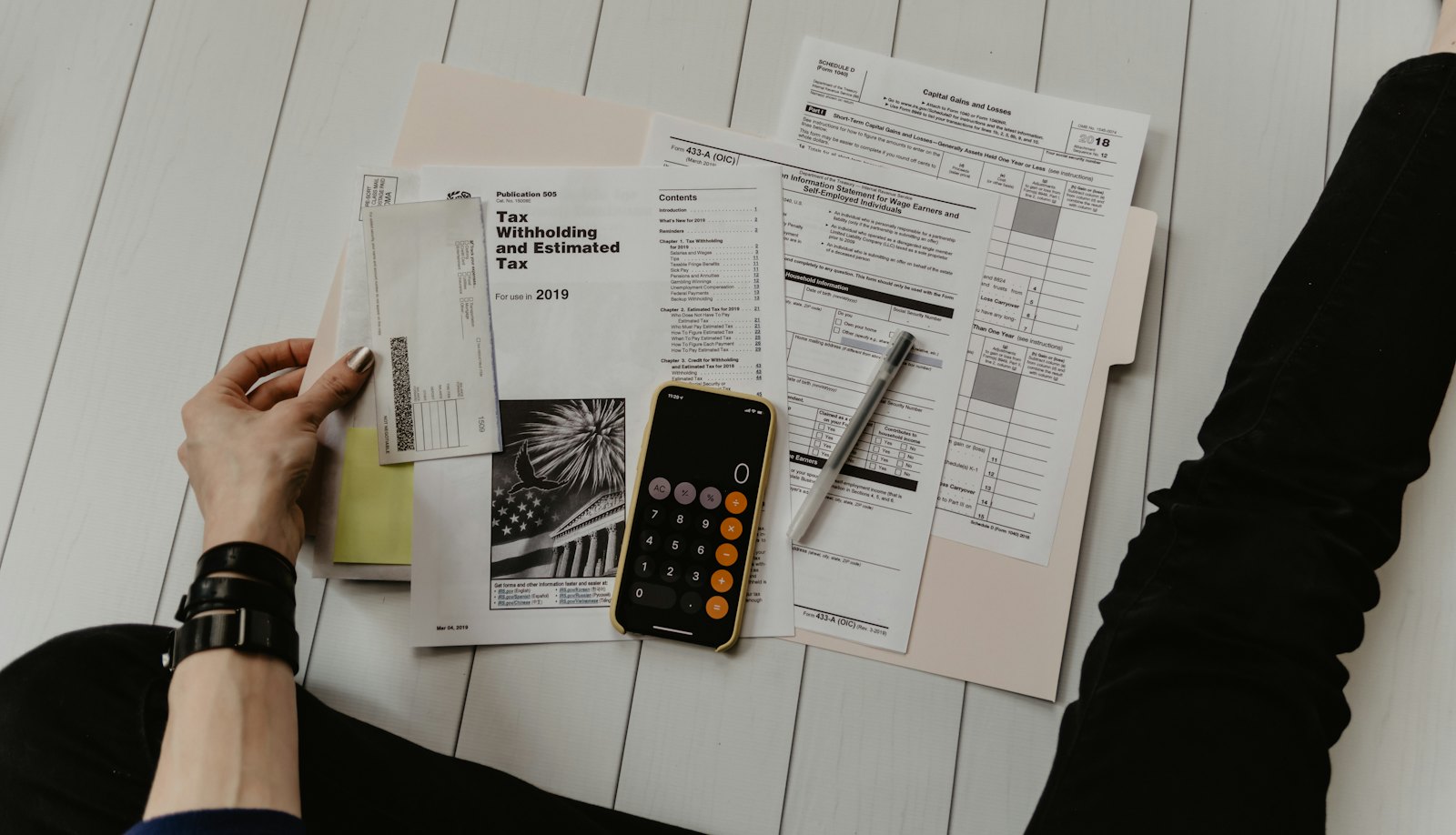Documents financiers et calculatrice sur un bureau