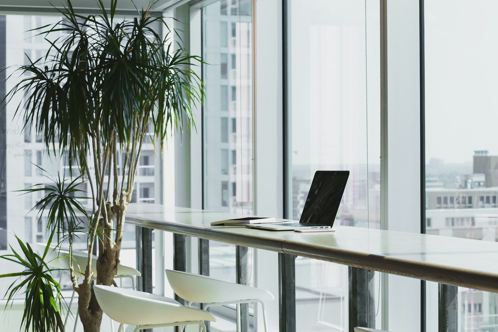 Dirigeant au travail dans un bureau lumineux